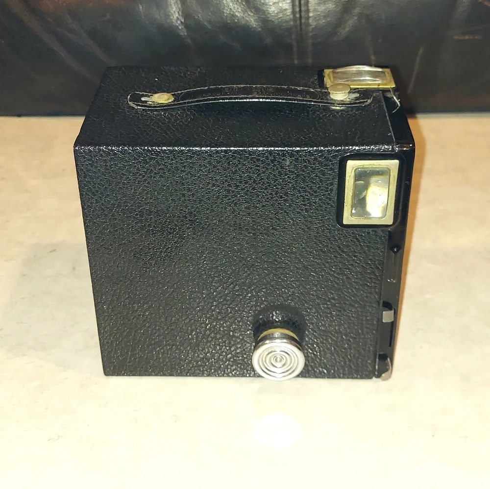 VINTAGE COLLECTIBLE 1940's KODAK BROWNIE TARGET SIX-16 BOX MOVIE BOX CAMERA 616